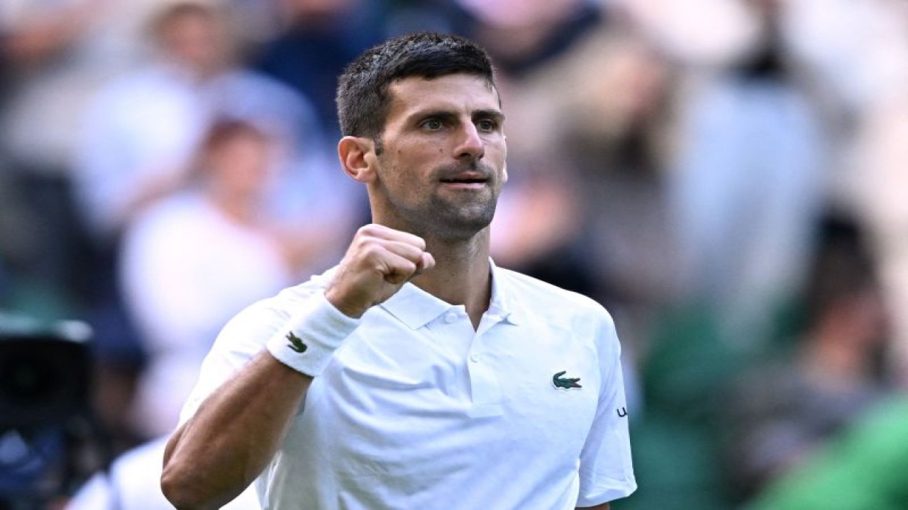 Petenis Serbia Novak Djokovic merayakan kemenangannya pada pertandingan babak kedua melawan petenis Australia Jordan Thompson di All England Lawn Tennis and Croquet Club, London, Inggris, Rabu (5/7/2023). (ANTARA/REUTERS/Dylan Martinez)