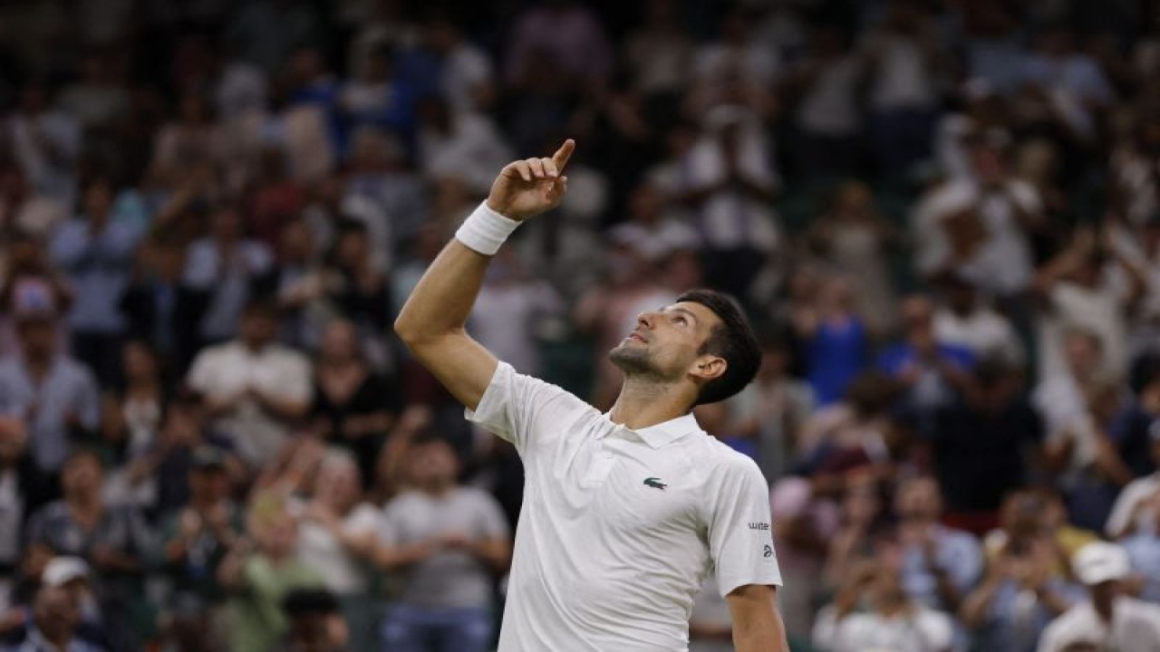 Petenis Serbia Novak Djokovic merayakan kemenangannya pada pertandingan babak ketiga melawan petenis Swiss Stan Wawrinka di All England Lawn Tennis and Croquet Club, London, Inggris, Jumat (7/7/2023). (ANTARA/REUTERS/Andrew Couldridge)