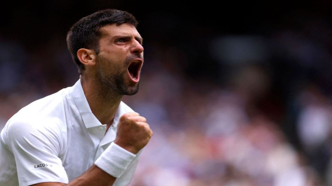 Petenis Serbia Novak Djokovic merayakan kemenangan set ketiga pada pertandingan perempat final Wimbledon melawan petenis Rusia di All England Lawn Tennis and Croquet Club, London, Inggris, Selasa (11/7/2023). (ANTARA/REUTERS/Andrew Couldridge)