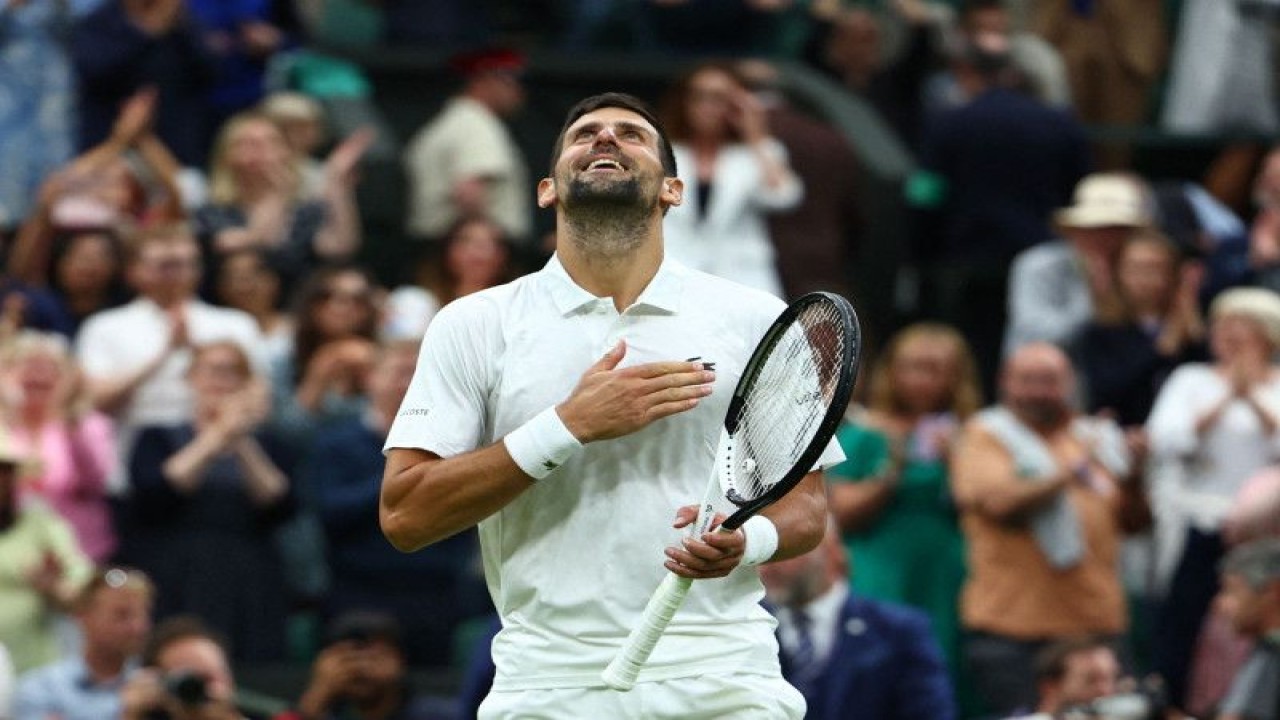 Petenis Serbia Novak Djokovic dari Serbia merayakan kemenangannya di pertandingan semifinal Wimbledon melawan petenis Italia Jannik Sinner di All England Lawn Tennis and Croquet Club, London, Inggris, Jumat (14/7/2023). (ANTARA/REUTERS/Toby Melville)