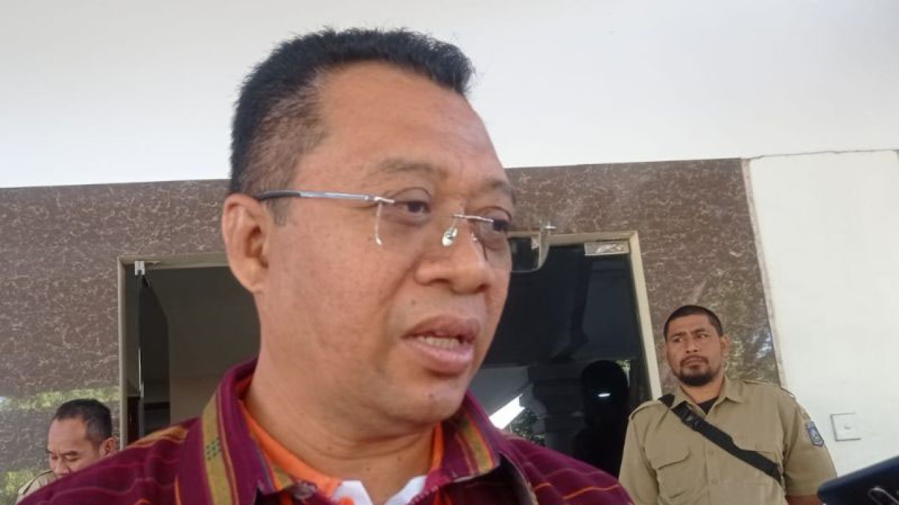 Gubernur Nusa Tenggara Barat (NTB) Zulkieflimansyah saat dikonfirmasi wartawan di Kantor Gubernur NTB di Mataram, Senin (10/7/2023). (ANTARA/Nur Imansyah).