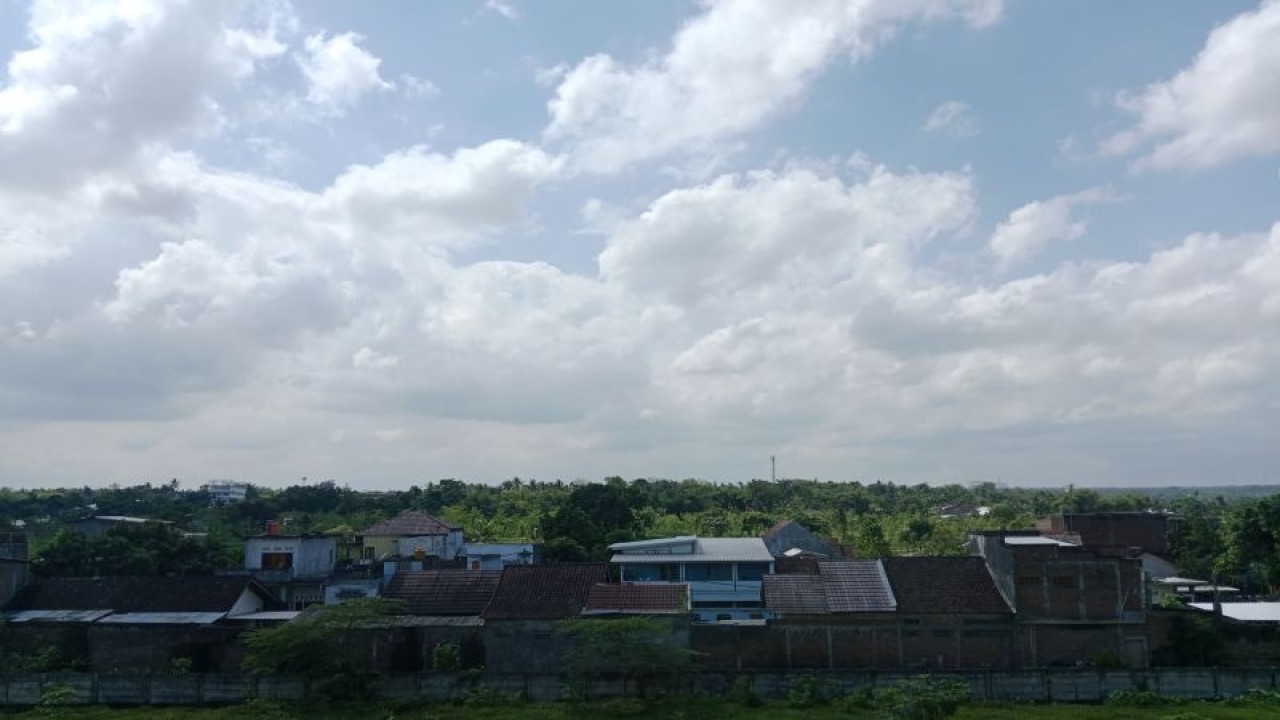 Kondisi cuaca di wilayah NTB cerah berawan, Selasa (25/7/2023) (ANTARA/Akhyar Rosidi)