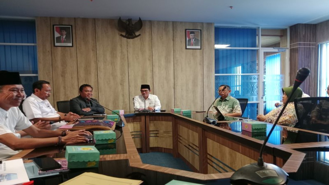 Acara rapat koordinasi pemerintahan daerah Lombok Tengah,NTB bersama Kementerian Tenaga Kerja dan Transmigrasi di kantor bupati setempat, Rabu (26/7/2023) (ANTARA/Akhyar Rosidi)