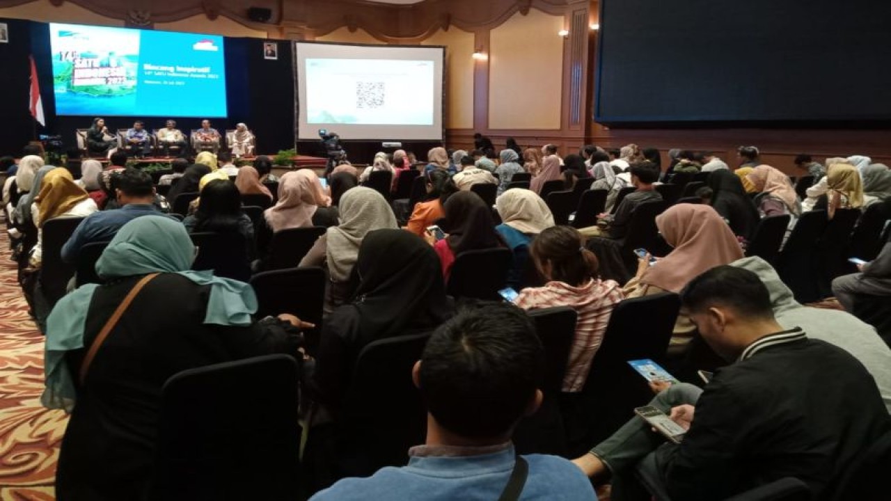 Sejumlah pemuda kreatif, penggiat, dan inovator mengikuti bincang inspiratif dalam kegiatan sosialisasi penjaringan Semangat Astra Terpadu (SATU) Indonesia Awards ke-14 di Kota Mataram, Provinsi Nusa Tenggara Barat, Jumat (28/7-2023) (ANTARA/Nirkomala)