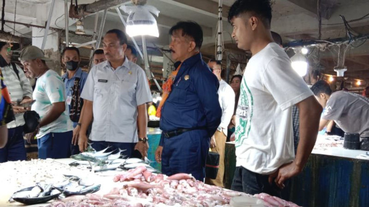 Penjabat Wali Kota Kupang, Provinsi Nusa Tenggara Timur (NTT) George Melkianus Hadjoh (kedua dari kanan) saat melakukan pemantauan harga kebutuhan pokok di Pasar Kasih Naikoten, Kota Kupang. ANTARA/Benny Jahang