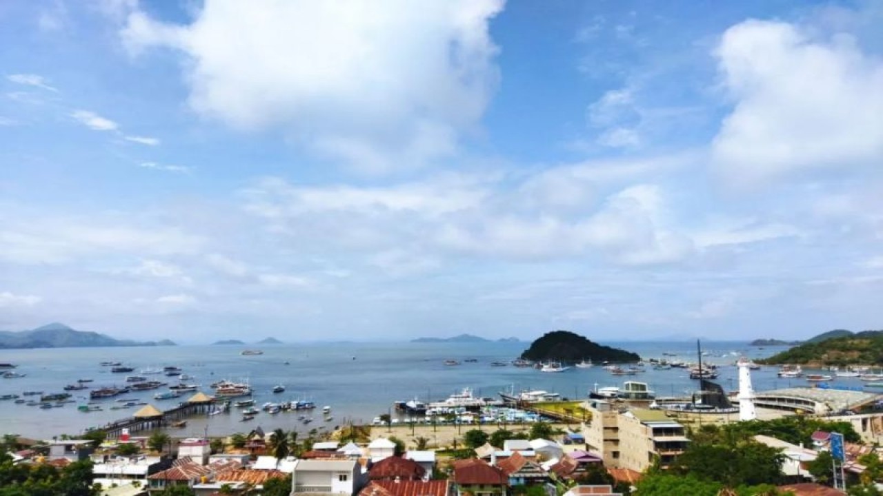 Suasana pantai di Labuan Bajo, Manggarai Barat, NTT. (ANTARA/Fransiska Mariana Nuka)