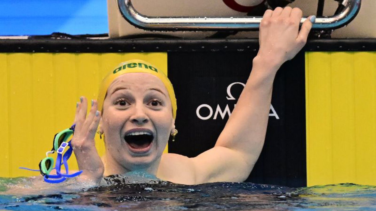 Perenang putri Australia Mollie O'Callaghan terkejut saat melihat kemenangannya di babak final nomor gaya bebas 200m putri pada Kejuaraan Dunia Akuatik FINA di Fukuoka, Jepang, 26 Juli 2023. (ANTARA/AFP/MANAN VATSYAYANA)