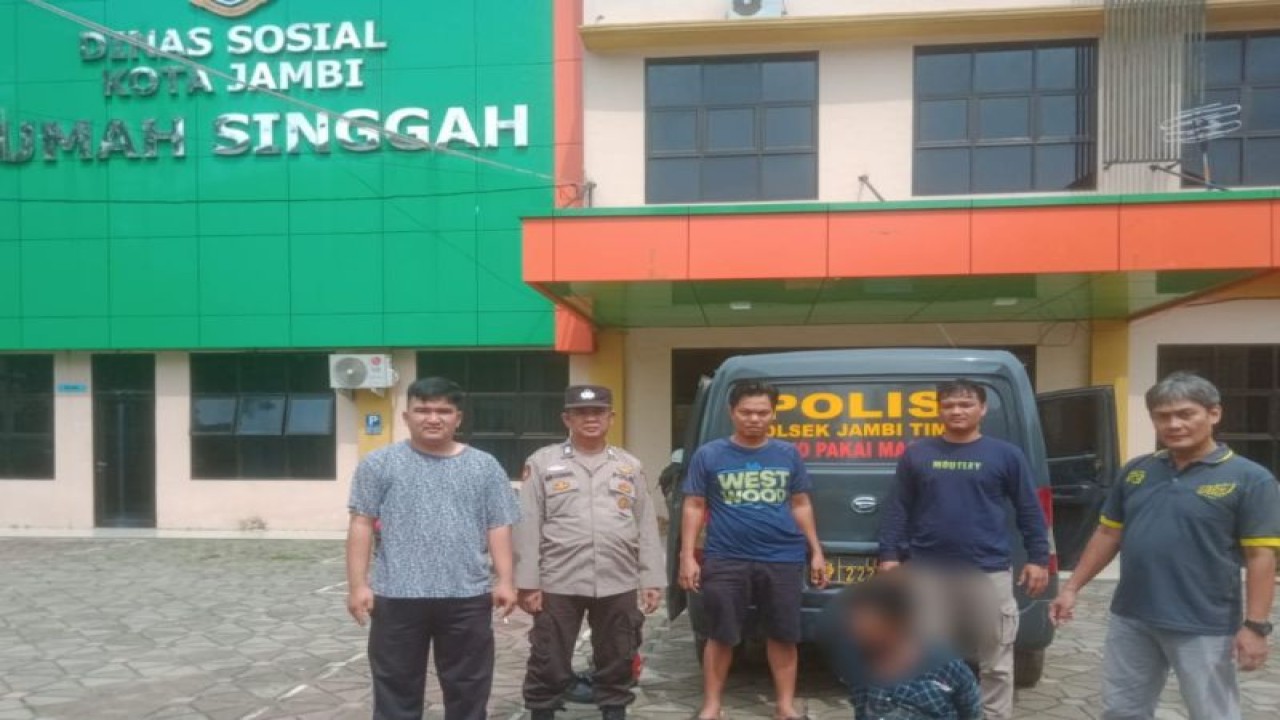 Polisi mengantarkan ODGJ pelaku pembacokan pedagang di Talang Banjar ke Dinsos Kota Jambi, Minggu (2/7/2023). ANTARA/HO-Polresta Jambi