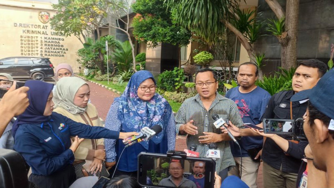 Kuasa hukum Odie Hudiyanto (kemeja kotak-kotak) bersama sejumlah korban saat mendatangi Gedung Direktorat Polda Metro Jaya, Selasa (4/7/2023) ANTARA/Ilham Kausar