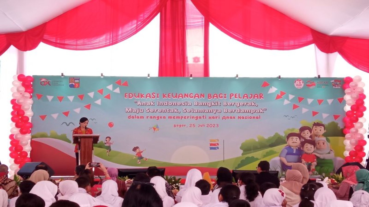 Kepala Eksekutif Pengawas Perilaku Pelaku Usaha Jasa Keuangan, Edukasi dan Pelindungan Konsumen Otoritas Jasa Keuangan (OJK) Friderica Widyasari Dewi dalam acara bertajuk “Ayo Menabung agar Anak Indonesia Bangkit Bergerak, Maju Serentak, Selamanya Berdampak” di Bogor, Jawa Barat, Selasa (25/7/2023). ANTARA/Muhammad Heriyanto.