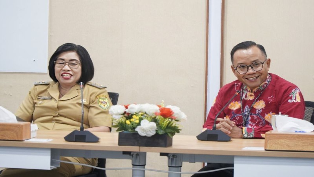 Foto Arsip - Kepala OJK Kalteng Otto Fitriandy (kanan) bersama Wabup Gunung Mas Efrensia LP Umbing di sela rakor pembahasan pembentukan klaster pertanian dan perkebunan, Palangka Raya, belum lama ini. (ANTARA/HO-OJK Kalteng)