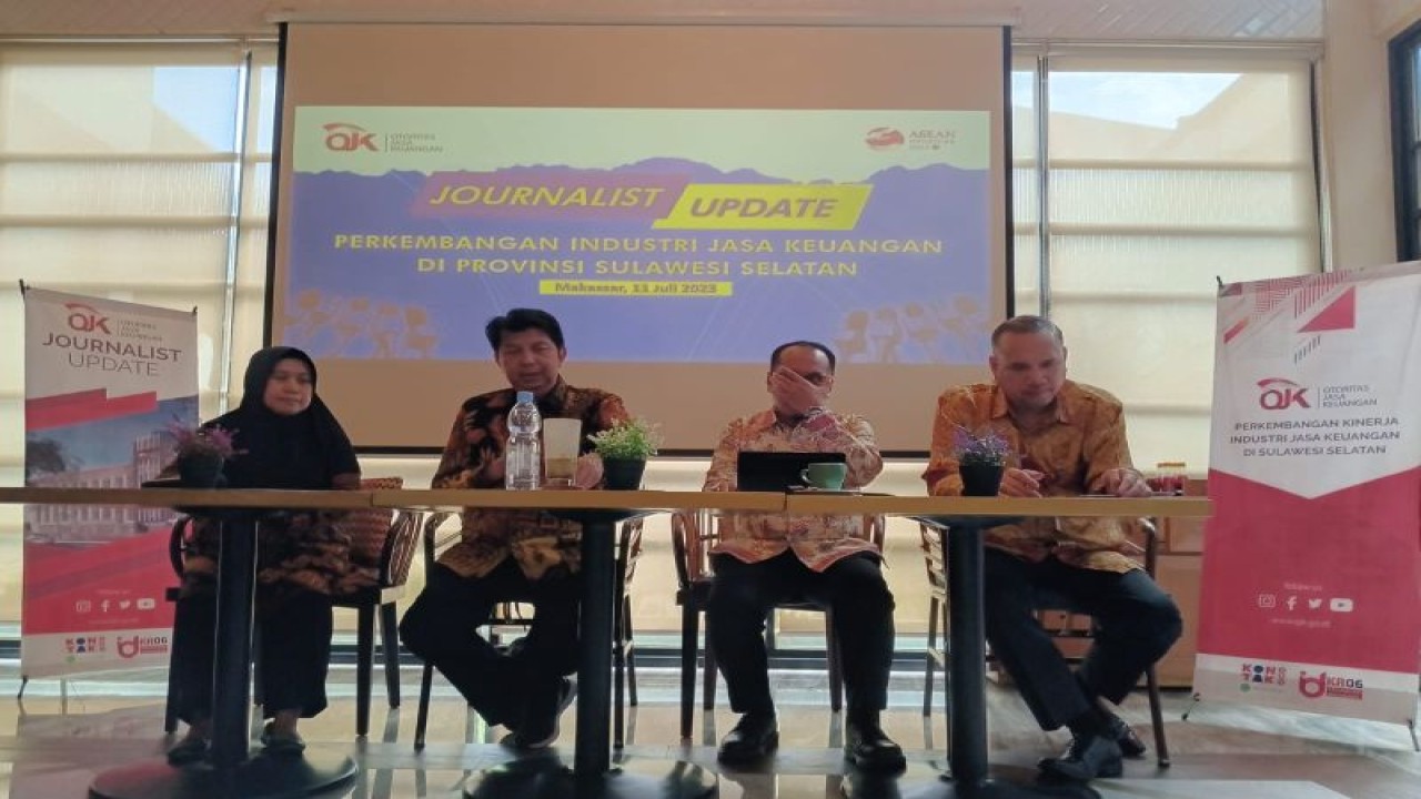 Kepala Otoritas Jasa Keuangan (OJK) Regional 6 Sulawesi, Maluku dan Papua Darwisman (kedua kiri) pada "Jourrnalist update 2023 mengusung tema perkembangan industri jasa keuangan" di Makassar, Selasa (11/7/2023). Antara/ Suriani Mappong