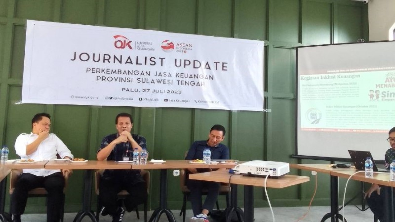 Kepala OJK Sulteng Triyono Raharjo (tengah) menjelaskan perkembangan jasa keuangan di Sulteng pada kegiatan Juournalist Update 'Perkembangan Jasa Keuangan Sulawesi Tengah' di Palu, Kamis (27/7/2023). (ANTARA/Nur Amalia Amir) (ANTARA/Nur Amalia Amir)