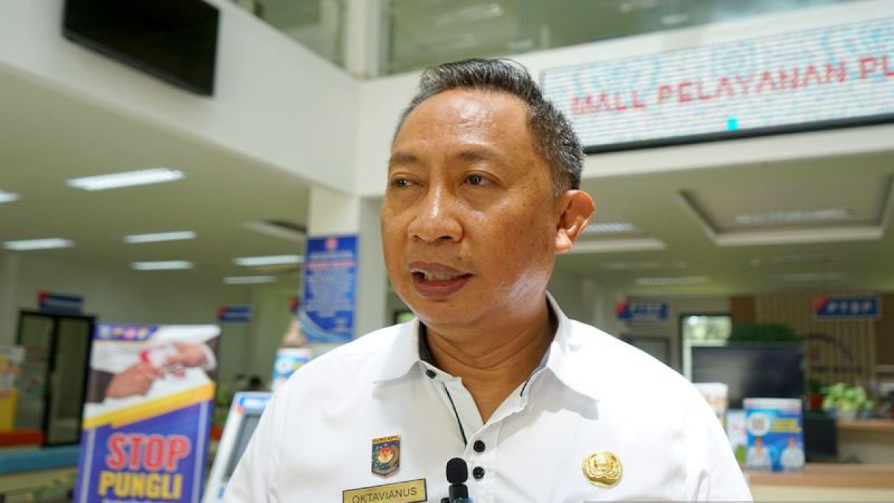Kepala Dinas Dukcapil Kabupaten Bone Bolango Oktavianus Rahman memberikan keterangan pers di MPP Bone Bolango, Gorontalo. ANTARA/Adiwinata Solihin