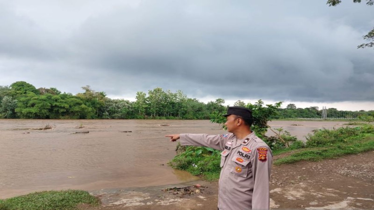 Personel Polres OKU meninjau debit air Sungai Ogan guna mengantisipasi banjir bandang, Senin. (ANTARA/Edo Purmana/23)