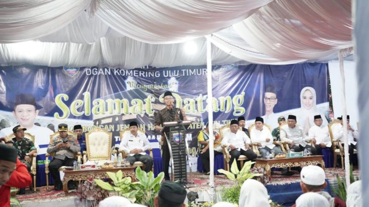 Wakil Bupati OKU Timur Adi Nugraha Purna Yudha menyambut kedatangan jamaah haji kloter ketiga, Selasa. (ANTARA/Edo Purmana/23)