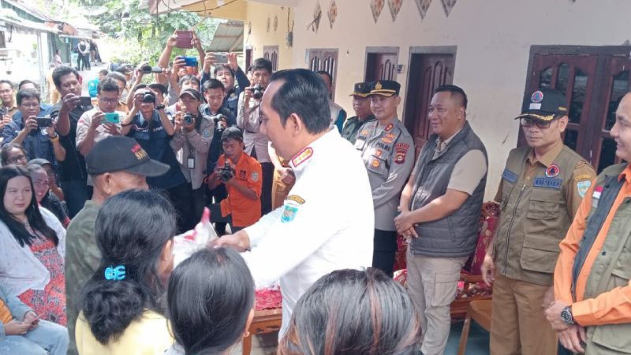 Penyaluran bantuan sosial untuk korban banjir di OKU Selatan, Rabu (26/7/2023). (ANTARA/Edo Purmana)