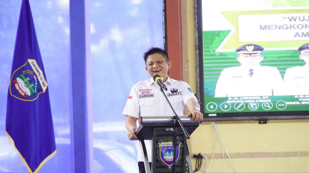 Bupati OKU Timur Lanosin Hamzah dalam rapat Ekspose dan Evaluasi Titik Pantau Adipura secara virtual bersama Kementerian Lingkungan Hidup dan Kehutanan (KLHK) di Martapura, Kamis. (ANTARA/Edo Purmana/23)