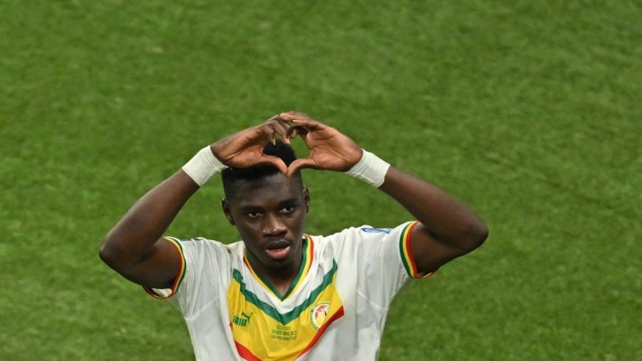 Selebrasi Ismaila Sarr setekag mecetak gol untuk timnas Senegal dalam pertandingan Grup A Piala Dunia 2022 lawan Ekuador di Khalifa International Stadium pada 29 November 2022. Sarr resmi bergabung dengan Olympique de Marseille dar Watford. ANTARA/AFP/JUNG YEON-JE