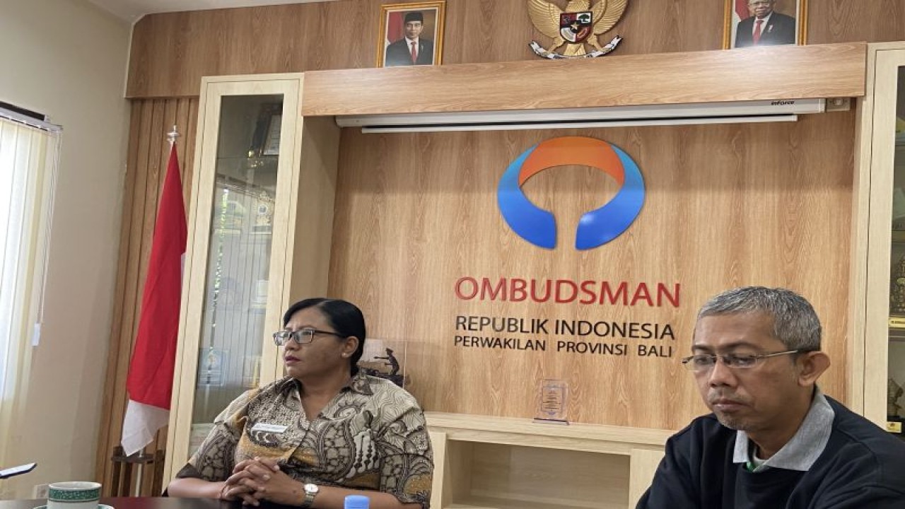 Kepala Ombudsman Bali Ni Nyoman Sri Widhiyanti Saat memaparkan hasil pengawasan terhadap PPDB 2023 di Denpasar, Jumat (21/7/2023). ANTARA/Ni Putu Putri Muliantari