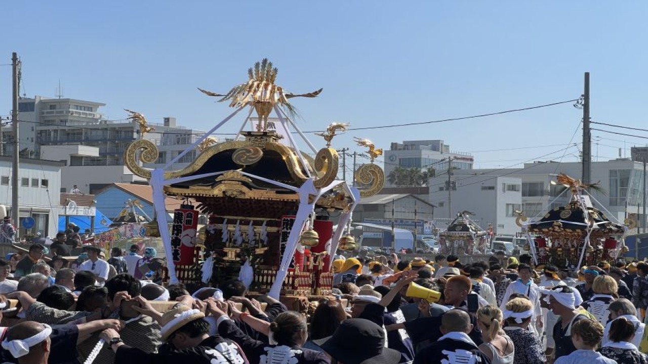 Berbagai kuil yang dapat dipindahkan (omikoshi) dipanggul ke arah Pantai Nishihama dalam Festival Hamaori di Kota Chigasaki, Prefektur Kanagawa, Jepang, Senin (17/7). (ANTARA/ Juwita Trisna Rahayu)