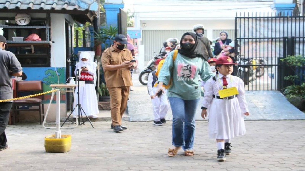 Orang tua mengantar anak untuk mengikuti orientasi di satu sekolah dasar di Kota Bandung, Provinsi Jawa Barat. (ANTARA/HO Pemkot Bandung)