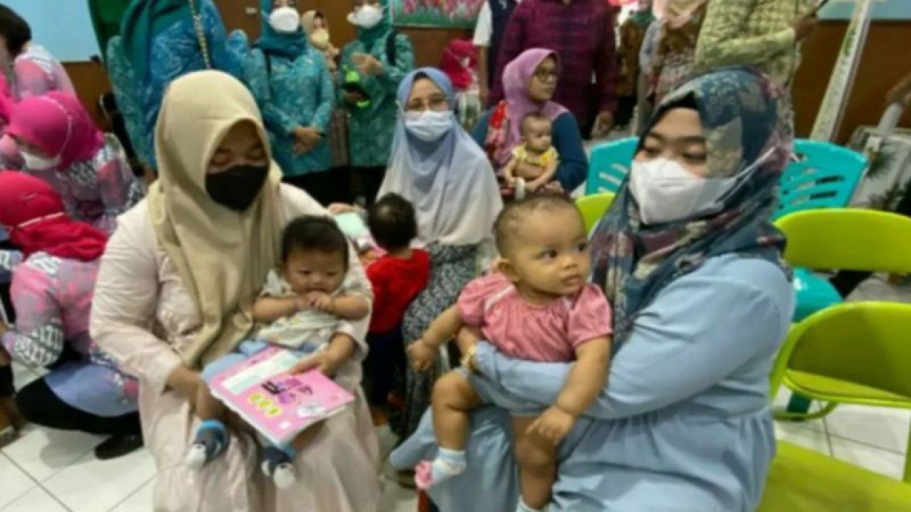 Arsip foto - Para orangtua mengantarkan anaknya berobat ke puskesmas, Jakarta, Kamis (28/9/2022). ANTARA/Luthfia Miranda Putri/aa.