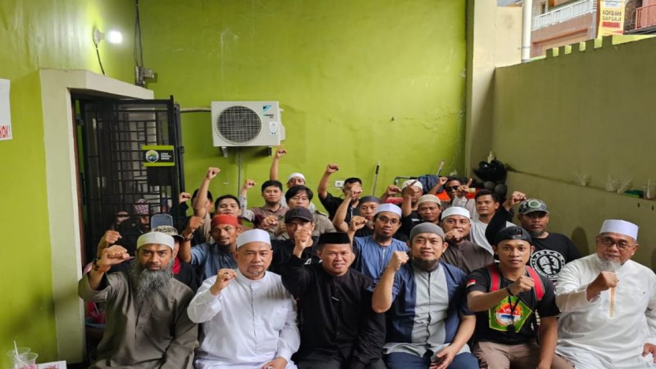 Sejumlah pengurus dari berbagai Ormas Islam Sulsel yang tergabung dalam Aliansi Ummat Islam Sulsel yang mendukung MUI Pusat mengeluarkan fatwa sesat terhadap Pondok Pesantren Al-Zaytun. (ANTARA/HO-Pengurus Aliansi Ummat Islam Sulsel)