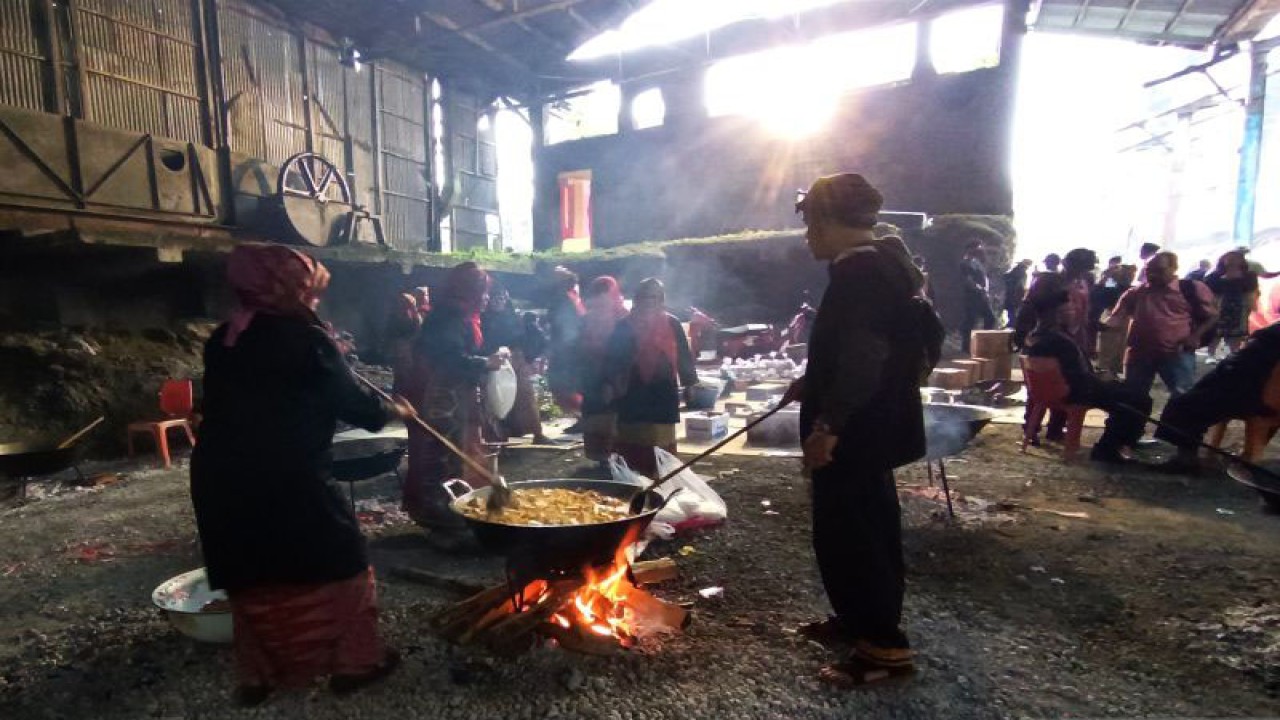 Prosesi marandang atau merendang dalam Alek Nagari Lubuk Kilangan di Pabrik Indarung I Semen Padang. (ANTARA/Miko Elfisha)