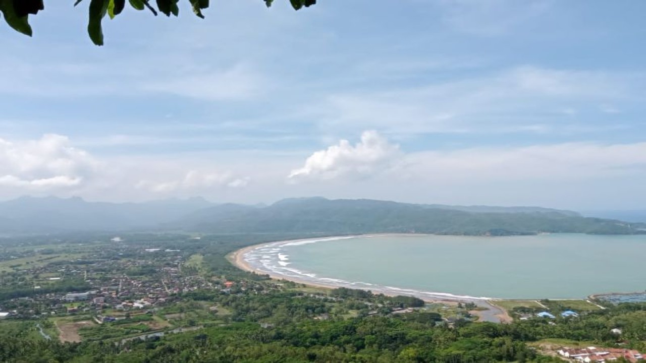 Pemandangan kawasan pesisir Pacitan dipotret dari atas ketinggian. (ANTARA/HO - wa/putri)