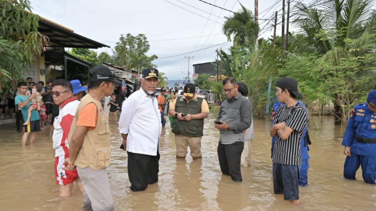 Gubernur Sumbar, Mahyeldi meninjau kondisi banjir di Kota Padang. (ANTARA/HO-Biro Adpim Sumbar)