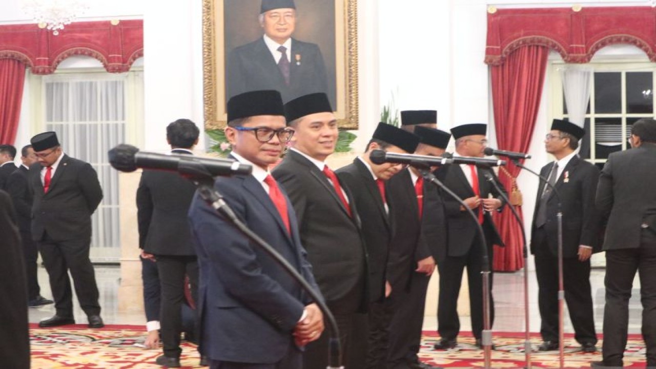 Pahala Nugraha Mansury resmi dilantik sebagai Wakil Menteri Luar Negeri oleh Presiden Joko Widodo di Istana Negara, Jakarta, Senin (17/7/2023). (ANTARA/Desca Lidya Natalia)