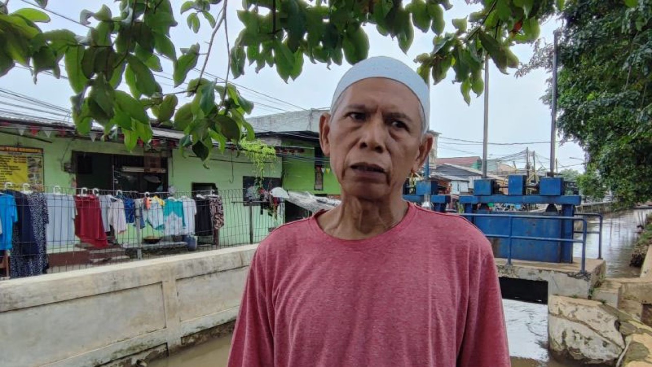Ketua RT 01/RW 01 Rudi Rohendi saat memberikan keterangan pers di Pintu Air Hek, Kali Baru, Kramat Jati, Jakarta Timur, Selasa (4/7/2023). ANTARA/Syaiful Hakim