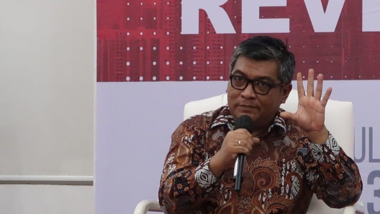 Dosen Ilmu Politik Universitas Airlangga, Airlangga Pribadi Kusman memaparkan topik reaktualisasi trisakti tentang kedaulatan politik dalam acara Sarahsehan Revitalisasi Trisakti di Gedung Heritage, Kemenko PMK, Jakarta Pusat, Senin (3/7/2023). (ANTARA/Sugiharto Purnama)