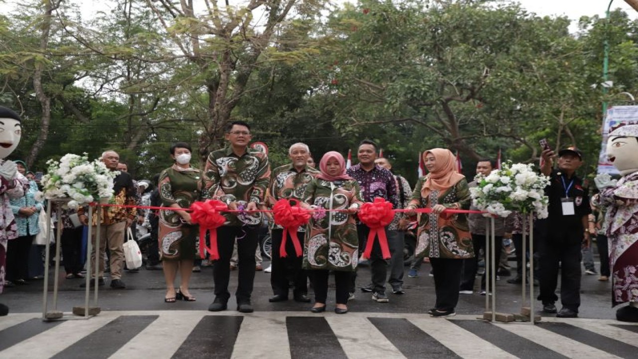 Bupati Sleman Kustini Sri Purnomo saat membuka kegiatan Pameran Potensi Daerah (PPD) 2023 di kawasan Gedung Serbaguna Sleman, Sabtu (8/7/2023). ANTARA/HO-Bagian Prokopim Setda Sleman