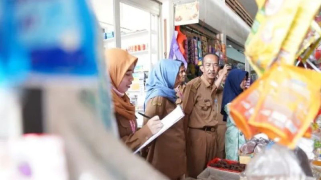 Kepala Bidang Perdagangan dan Kemetrologian H. Akhmad Heriansyah saat melakukan pemeriksaan ketersediaan bahan pokok di Seluruh distributor dan pasar tradisional di Kabupaten Tanah Bumbu. (ANTARA/HO-Diskominfo Tanah Bumbu)