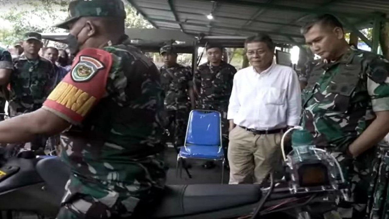 Pangdam III/Siliwangi Mayjen Kunto Arief Wibowo mengecek motor Babinsa bermesin Nikuba. (ANTARA/HO-Kodam III/Siliwangi)