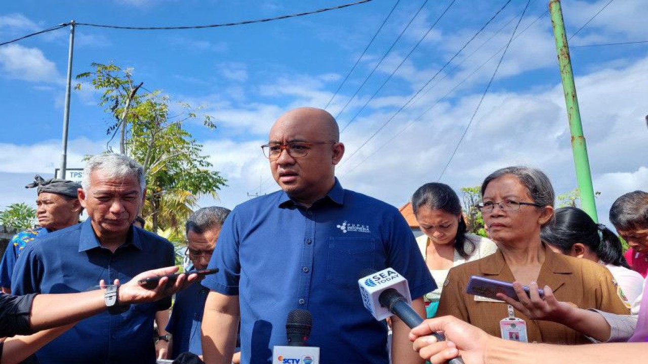 Direktur Transformasi Bisnis PT Pupuk Indonesia (Persero) Panji Winanteya Ruky (tengah) saat ditemui di kios pupuk di Gianyar, Bali, Senin (3/6/2023). ANTARA/Sinta Ambarwati