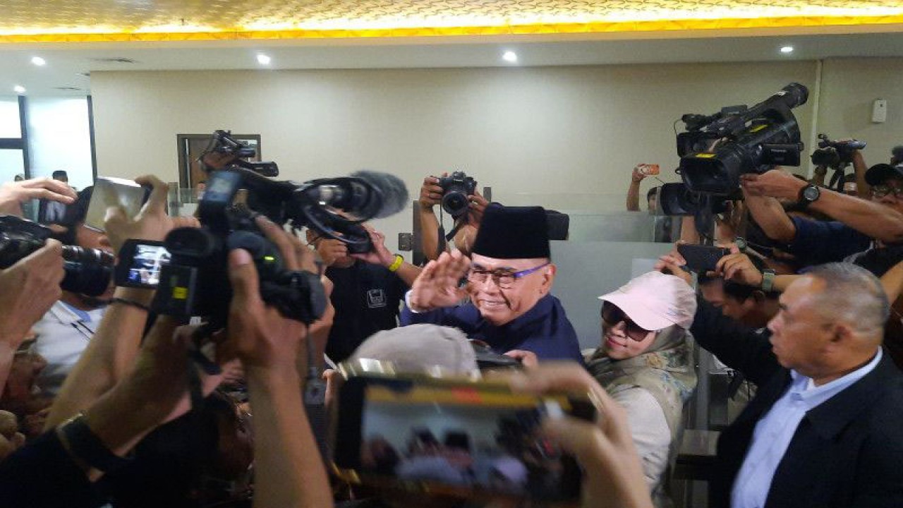 Pengasuh Pondok Pesantren Al Zaytun Panji Gumilang melambai kepada wartawan saat hadir memenuhi panggilan penyidik untuk dimintai klarifikasi terkait laporan dugaan penistaan agama di Bareskrim Mabes Polri, Jakarta, Senin (3/7/2023). (ANTARA/Laily Rahmawaty)