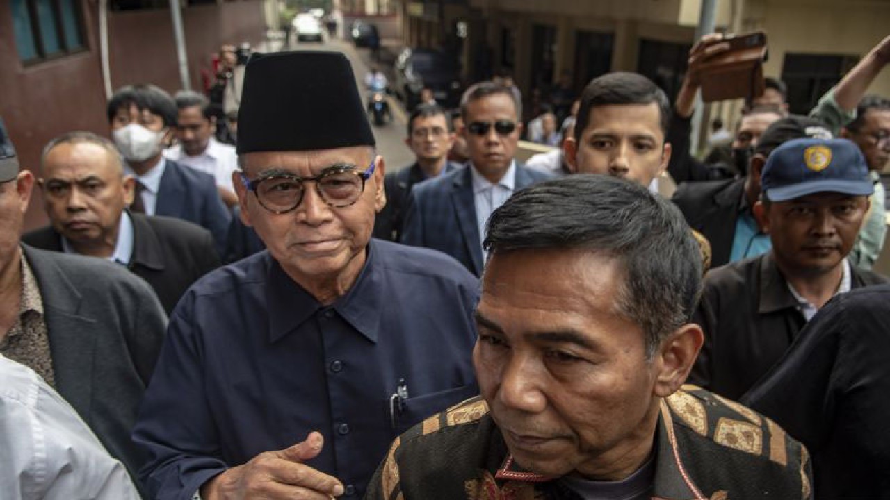 Pimpinan Pondok Pesantren Al Zaytun Panji Gumilang (tengah) berjalan saat akan menjalani pemeriksaan di Bareskrim Mabes Polri, Jakarta, Senin (3/7/2023). Panji Gumilang menjalani pemeriksaan sebagai terlapor terkait penistaan agama.Â  ANTARA FOTO/Muhammad Adimaja/aww.