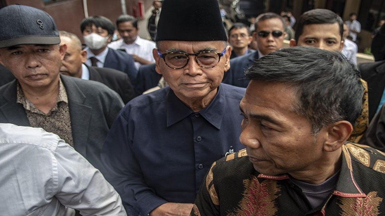 Pimpinan Pondok Pesantren Al Zaytun Panji Gumilang (tengah) berjalan saat akan menjalani pemeriksaan di Bareskrim Mabes Polri, Jakarta, Senin (3/7/2023). ANTARA FOTO/Muhammad Adimaja/nz/pri.