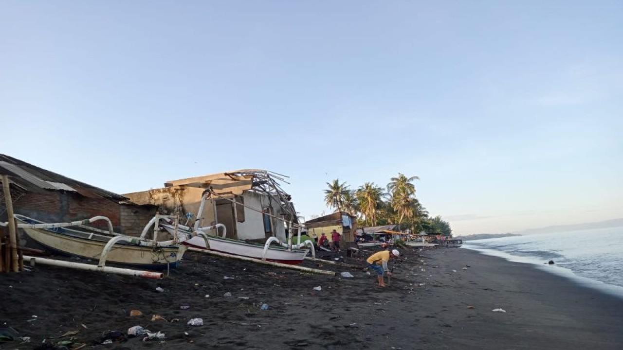 Kawasan Pantai Mapak Indah sebagai salah satu lokasi pemasangan tanggul pengaman atau "riprap" oleh Pemerintah Kota Mataram, Provinsi Nusa Tenggara Barat. ANTARA/Nirkomala