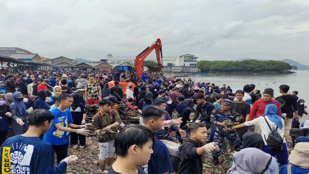 Seribuan orang ikut dalam kegiatan bersih-bersih sampah di Pantai Sukaraja, Kecamatan Bumi Waras, Bandarlampung, Senin (10/7/2023). (ANTARA/Dian Hadiyatna)