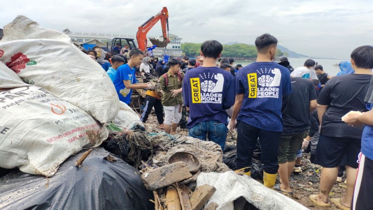 Arsip Foto - Ribuan orang ikut dalam kegiatan bersih-bersih pantai Sukaraja Kota Bandarlampung setelah diviralkan oleh pegiat media sosial bahwa daerah pesisir kota itu menjadi wilayah terkotor nomor dua di Indonesia. ANTARA/Dian Hadiyatna