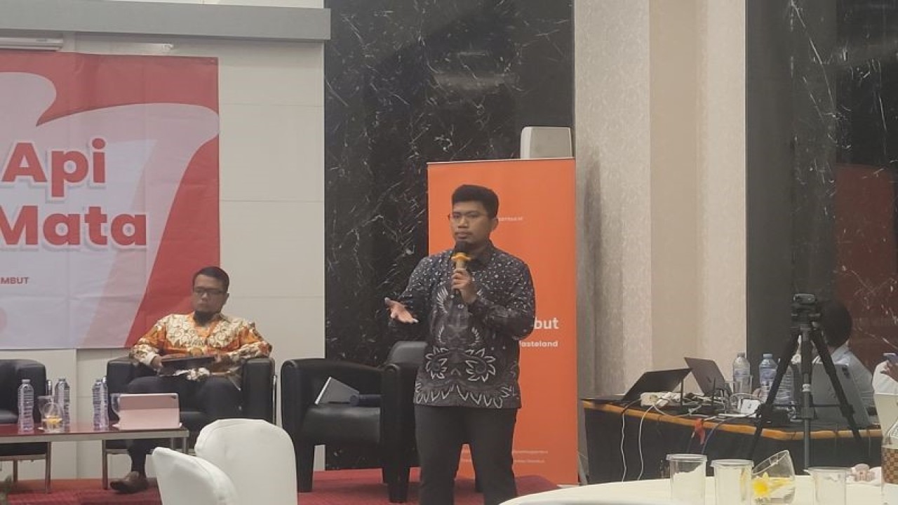 Peneliti dan Analis Data Pantau Gambut Almi Ramadhi, dalam diskusi bertajuk Waspada Api di Pelupuk Mata, yang diikuti di Jakarta, Kamis (20/7/2023). (ANTARA/Sean Filo Muhamad)