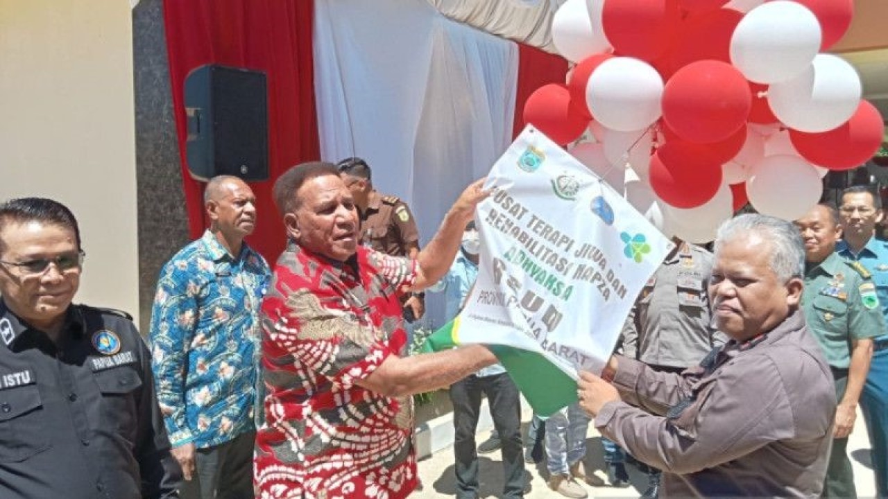 Penjabat Gubernur Papua Barat Paulus Waterpauw (kedua dari kiri) bersama Kepala Kejaksaan Tinggi Papua Barat Harli Siregar (kanan) dan Kepala BNN Papua Barat Brigadir Jenderal Heri Istu Hariono (kiri) meresmikan Pusat Layanan Terapi Jiwa dan Rehabilitasi Napza Adhiyaksa di RSUD Provinsi Papua Barat di Manokwari, Kamis (20/7/2023). (ANTARA/Fransiskus Salu Weking)