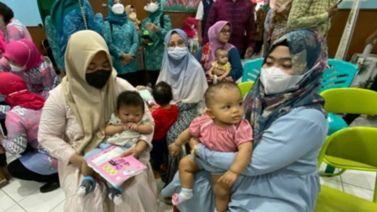 Para orang tua mengantarkan anaknya berobat ke Puskesmas, Jakarta, Kamis (28/9/2022). ANTARA/Luthfia Miranda Putri
