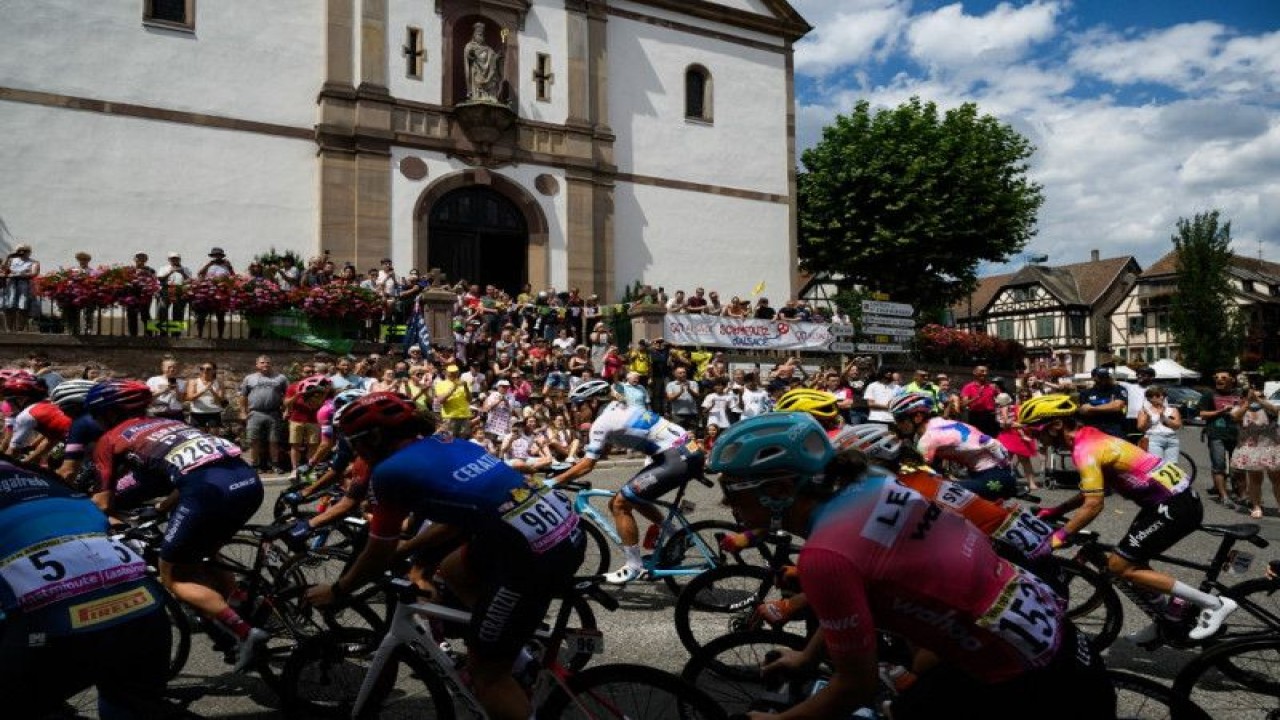 Para pebalap sepeda putri bersaing dalam etape ketujuh Tour de France Femmes 2022, pada 30 Juli 2022. (ANTARA/AFP/JEFF PACHOUD)