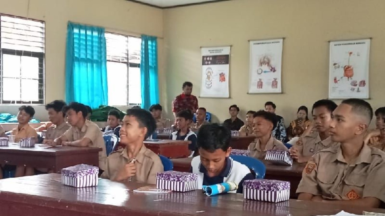 Para pelajar SMP di Palangka Raya sedang mengikuti kegiatan sosialisasi bijak bermedia sosial, Kamis (20/7/2023). ANTARA/Adi Wibowo