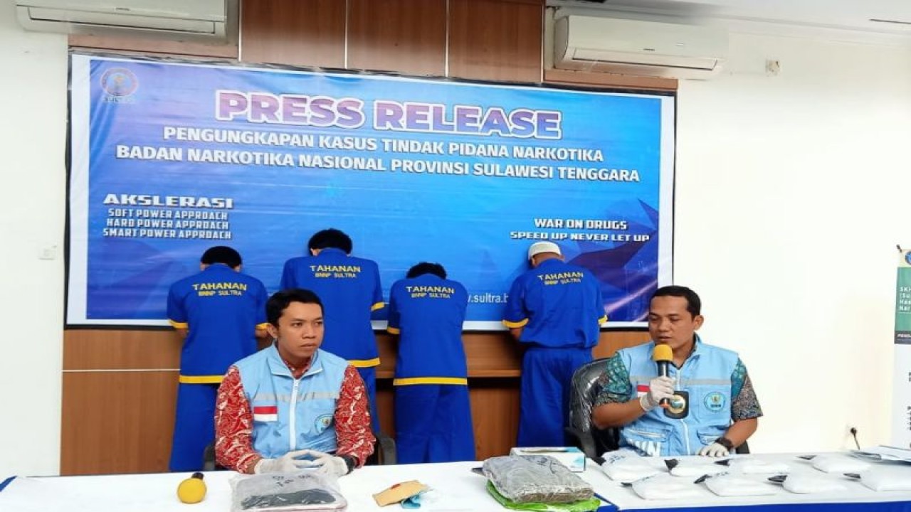 Para pelaku yang ditangkap di BNNP Sultra. (Antara/La Ode Muh Deden Saputra)